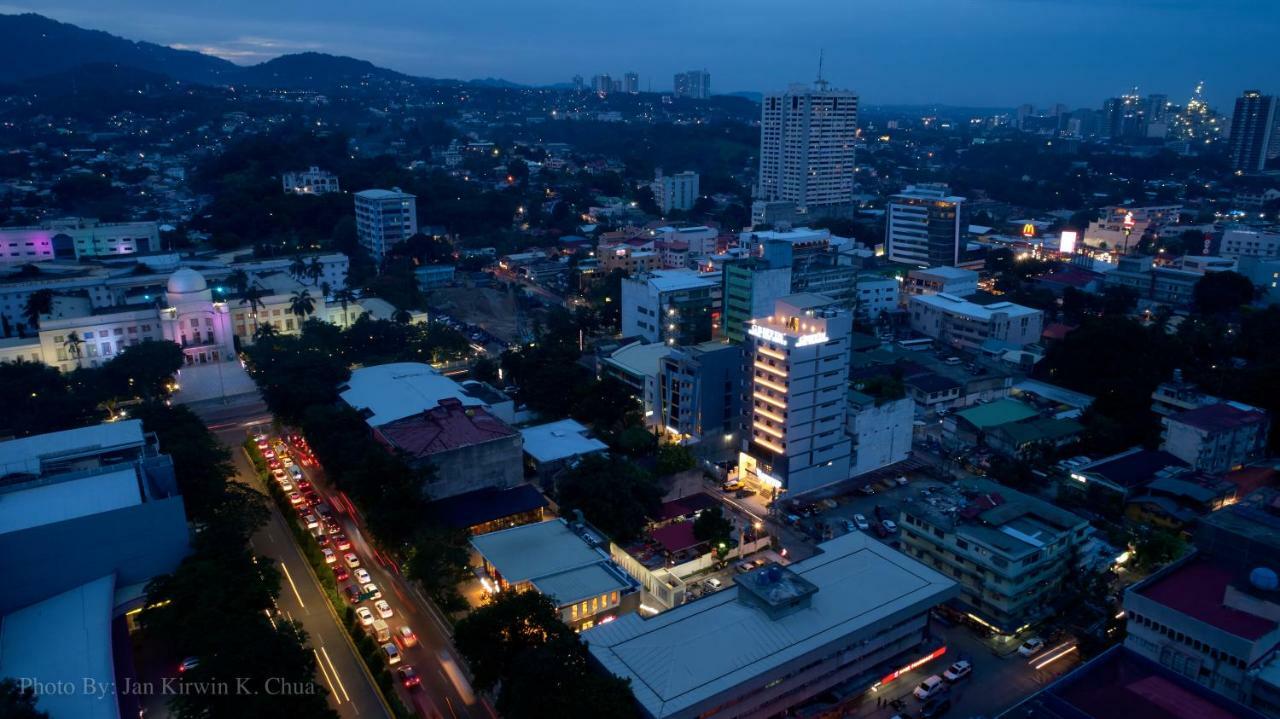 Griffin Hotel And Suites Cebu Bagian luar foto